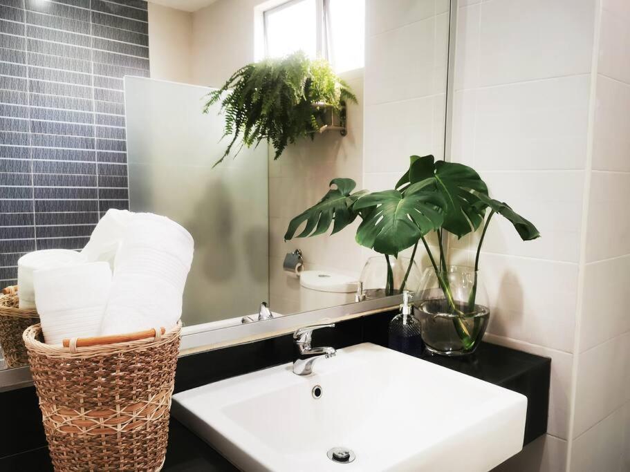 Netflix Theatre & Mountain View @ City Center Apartment